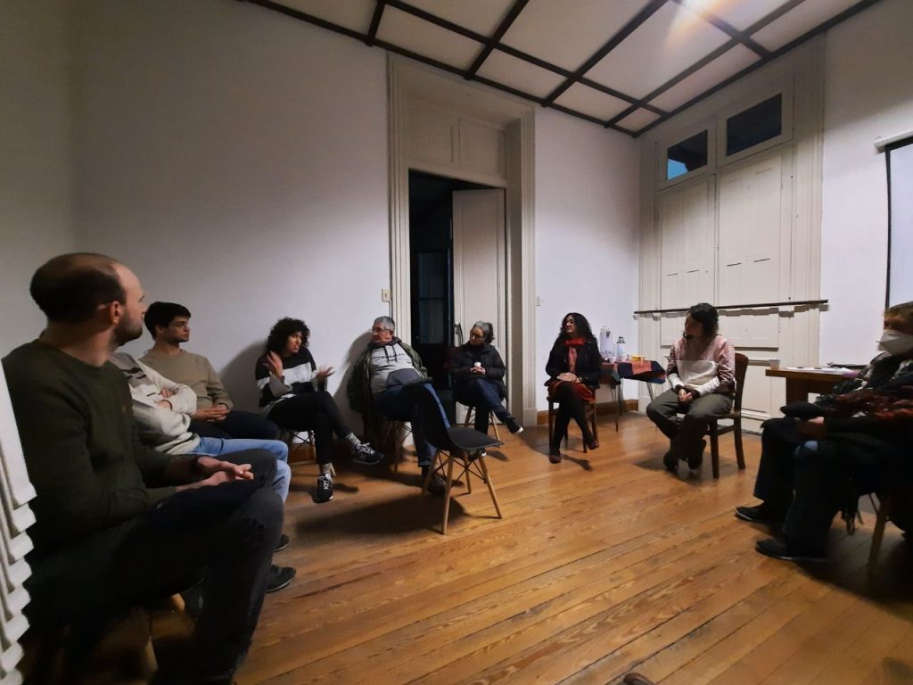 imagen de reunión con gente sentada en ronda de sillas dialogando